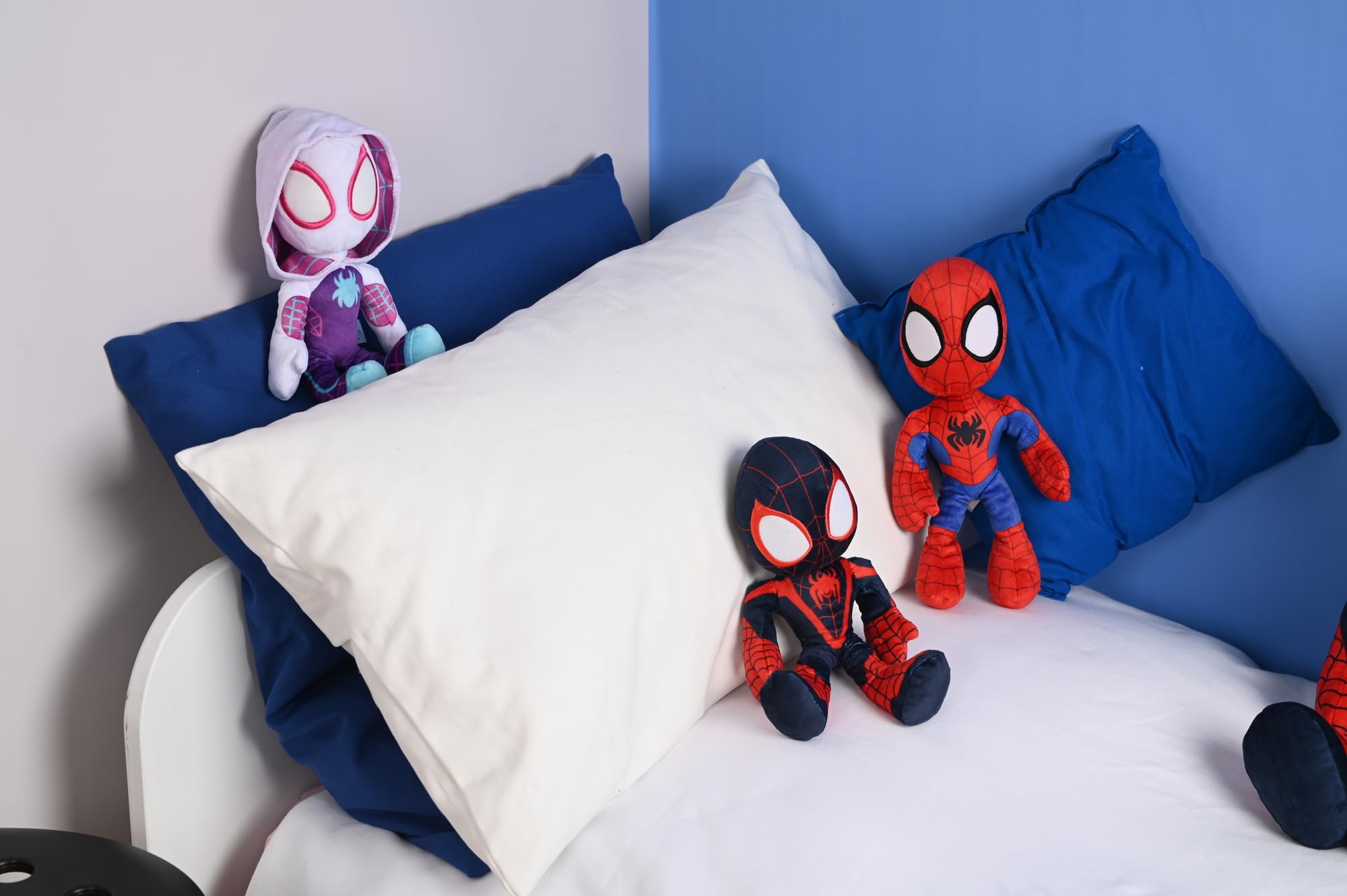 Simba 6315875810X06-Disney Marvel Spidey, 25cm Plüschfigur mit Glow in the Dark Augen, Spiderman Filmfigur, Plüschspielzeug, Spinne, Comic Figur, Superheld, ab den ersten Lebensmonaten geeignet